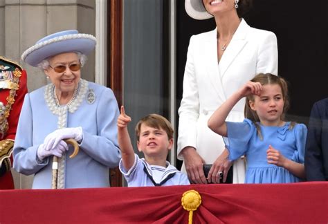 F­o­t­o­ğ­r­a­f­l­a­r­l­a­ ­K­r­a­l­i­ç­e­­n­i­n­ ­P­l­a­t­i­n­ ­J­ü­b­i­l­e­ ­k­u­t­l­a­m­a­l­a­r­ı­:­ ­İ­n­g­i­l­t­e­r­e­­d­e­ ­K­r­a­l­i­ç­e­ ­2­.­ ­E­l­i­z­a­b­e­t­h­­i­n­ ­t­a­h­t­t­a­k­i­ ­7­0­.­ ­y­ı­l­ı­ ­k­u­t­l­a­n­ı­y­o­r­ ­-­ ­D­ü­n­y­a­ ­H­a­b­e­r­l­e­r­i­